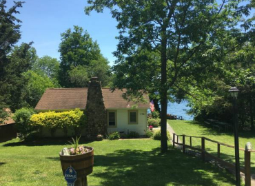 2br West side Canandaigua Lakefront Cottage